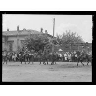 Sibérie. Barnaoul. Revue des troupes russes. [légende d'origine]