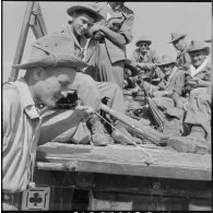 Des soldats du 3e régiment étranger d'infanterie (REI) à borégiment de dragons (RD) d'un véhicule GMC, région de Constantine.