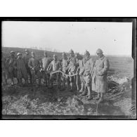Pinon (Aisne). Soldats et leurs trophées. [légende d'origine]