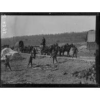 Missy-sur-Aisne (Aisne). Gare américaine de ravitaillement. Chargement de rondins. [légende d'origine]