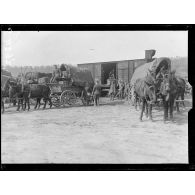 Missy-sur-Aisne (Aisne). Gare américaine de ravitaillement. Fourgons au chargement. [légende d'origine]