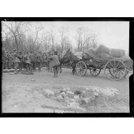 Longpont (Aisne). Artillerie anglaise allant au repos, embarquant son matériel. [légende d'origine]