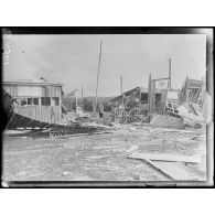 Crépy-en-Valois (Oise). La gare bombardée par avions. La cantine anglaise. [légende d'origine]