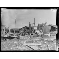Crépy-en-Valois (Oise). La gare bombardée par avions. La cantine anglaise. [légende d'origine]