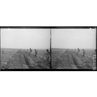 Près Dieulouard (Meurthe-et-Moselle). Etablissement d’une ligne téléphonique souterraine. [légende d’origine]