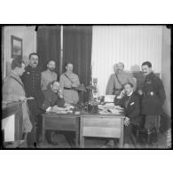 Paris. Ministère de la Guerre. Groupe d'officiers. [légende d'origine]