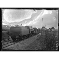 Avenay. Marne. Après la relève. Départ du train emmenant au grand repos un détachement composé du 3e et 6e cuirassiers et du 4e régiment de hussards qui descend des tranchées. [légende d'origine]