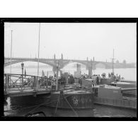 Mayence. Revue d'artillerie lourde par le général Linder. [légende d'origine]