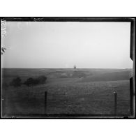 Savigny-sur-Ardres, Marne, essai de canon de tranchée. Au loin éclatement de torpilles. [légende d'origine]