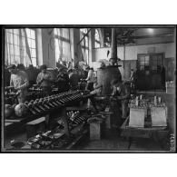 Toulon. Atelier des mines et grenades. Détail de quelques pièces de grenades sous-marines. [légende d'origine]