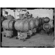 Toulon. Atelier des mines. Mines modèle 1906 et mines Bréguet en expérimentation. [légende d'origine]