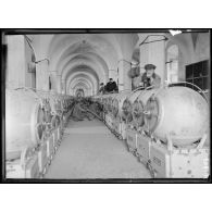 Toulon. Magasin de torpilles automatiques. Mines Bréguet. [légende d'origine]