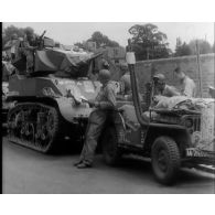 Embarquement de blindés alliés à Southampton.