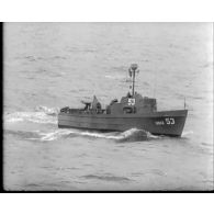 Bâtiments et LST en mer pour le débarquement.