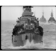 Convoi naval allié en route vers les plages de Normandie en vue du débarquement de juin 1944.