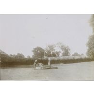 [Deux soldats de la Coloniale autour d'une pièce d'artillerie, s. d.]
