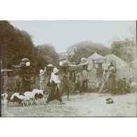 [Une colonne de porteurs traverse un village dahoméen, s. d.]