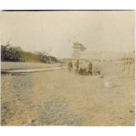[Vue d'une tranchée en contrebas de la partie extérieure de la muraille de Pékin.]