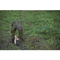 Un artilleur canadien gonfle un ballon sonde pour un relevé météorologique au camp de Pabradé, en Lituanie.