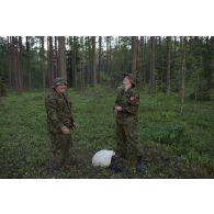 Des artilleurs canadiens gonflent un ballon sonde pour un relevé météorologique au camp de Pabradé, en Lituanie.