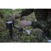 Un artilleur canadien prépare un ballon sonde pour un relevé météorologique au camp de Pabradé, en Lituanie.