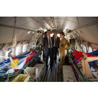 Le Premier ministre Manuel Valls et le ministre de la Défense Jean-Yves Le Drian visitent l'intérieur d'un avion Casa nurse à Gao, au Mali.