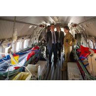 Le Premier ministre Manuel Valls et le ministre de la Défense Jean-Yves Le Drian visitent l'intérieur d'un avion Casa nurse à Gao, au Mali.