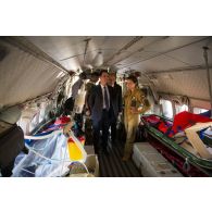 Le Premier ministre Manuel Valls et le ministre de la Défense Jean-Yves Le Drian visitent l'intérieur d'un avion Casa nurse à Gao, au Mali.