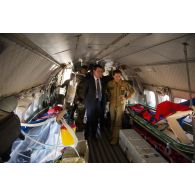 Le Premier ministre Manuel Valls visite l'intérieur d'un avion Casa nurse à Gao, au Mali.