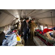 Le Premier ministre Manuel Valls visite l'intérieur d'un avion Casa nurse à Gao, au Mali.