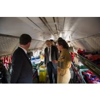 Le Premier ministre Manuel Valls et le ministre de la Défense Jean-Yves Le Drian visitent l'intérieur d'un avion Casa nurse à Gao, au Mali.