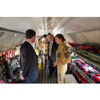 Le Premier ministre Manuel Valls et le ministre de la Défense Jean-Yves Le Drian visitent l'intérieur d'un avion Casa nurse à Gao, au Mali.