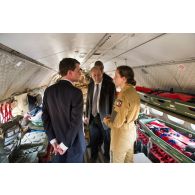 Le Premier ministre Manuel Valls et le ministre de la Défense Jean-Yves Le Drian visitent l'intérieur d'un avion Casa nurse à Gao, au Mali.