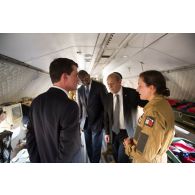 Le Premier ministre Manuel Valls et le ministre de la Défense Jean-Yves Le Drian visitent l'intérieur d'un avion Casa nurse à Gao, au Mali.