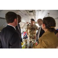 Le Premier ministre Manuel Valls et le ministre de la Défense Jean-Yves Le Drian visitent l'intérieur d'un avion Casa nurse à Gao, au Mali.
