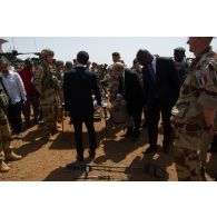 Des sapeurs du 4e régiment du génie (RG) présentent leur matériel au Premier ministre Manuel Valls à Gao, au Mali.