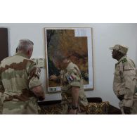 Le général Patrick Brethous observe une carte satellite de la région au poste de commandement de Gao, au Mali.