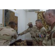 Le général Patrick Brethous observe une carte satellite de la région au poste de commandement de Gao, au Mali.