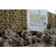 Le général Patrick Brethous discute en présence du général malien Mahamane Touré au poste de commandement de Gao, au Mali.