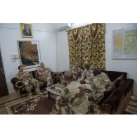 Le général Patrick Brethous discute en présence du général malien Mahamane Touré au poste de commandement de Gao, au Mali.