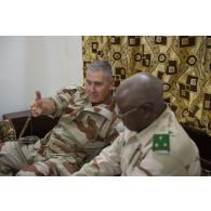 Le général Patrick Brethous discute en présence du général malien Mahamane Touré au poste de commandement de Gao, au Mali.