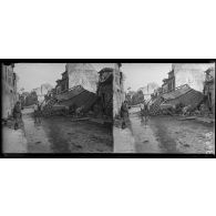 Noyon. Sapeurs du génie occupés au déblaiement des décombres. [légende d'origine]