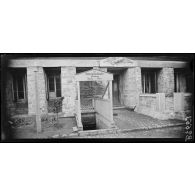 Pont l'Evêque. Poste de commandement allemand fortifié (1er plan : entrée d'un abri et affiche "Paris-Berlin"). [légende d'origine]