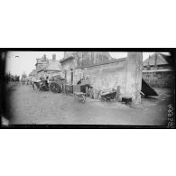 Pont L'Evêque. Les Allemands ont sorti les meubles d'une maison et n'ont pu les emporter dans leur retraite. [légende d'origine]