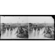 Route de Reims, convoi et troupes de renfort. [légende d’origine]