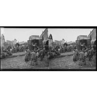 Juvigny, le ravitaillement dans les ruines. [légende d'origine]