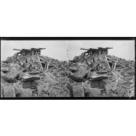 Juvigny, une tombe du cimetière sous les ruines de l'église. [légende d'origine]