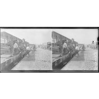 Saint-Gilles (Marne), embarquement d'un Caudron. [légende d’origine]