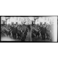 Brescia (Italie). Un habitant donne à boire aux soldats. [légende d’origine]