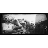 Région Bailly - Tracy le Val. Première ligne, tranchée suffren. Fusil à lunette. [légende d'origine]